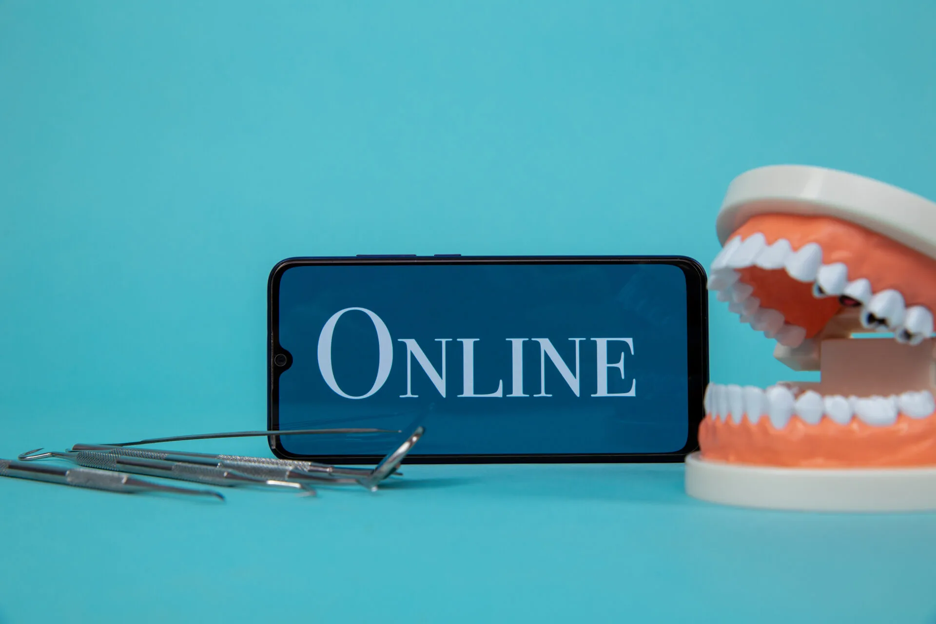 phone-online-appointment-dentist-concept